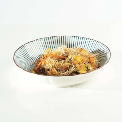 Spaghetti di riso saltati con carne di manzo e verdure